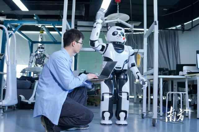 深圳南山智园优必选科技股份有限公司,工程师正在调试人形机器人。