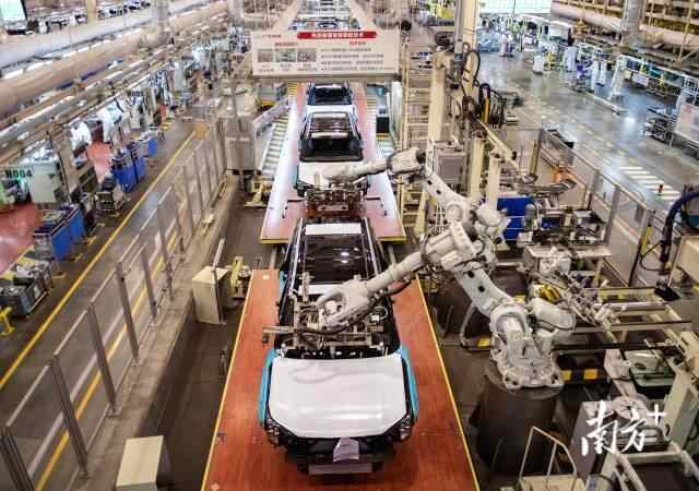广汽传祺广州工厂第二生产线总装车间,前后风挡玻璃均由机器人全自动安装。