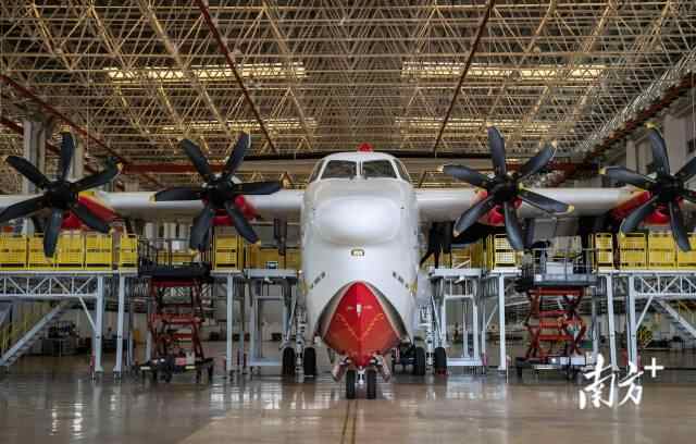 珠海中航通飞华南飞机工业有限公司,研制团队对大型灭火、水上救援水陆两栖飞机“鲲龙”AG600进行相关系统调试。