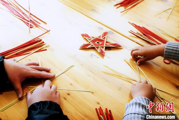 “小工匠”们用竹条编织五角星 梅珂 摄