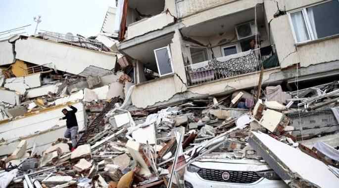 当地时间6日,土耳其发生7.8级地震,图为土耳其哈塔伊,倒塌的建筑物与受损车辆。图/视觉中国