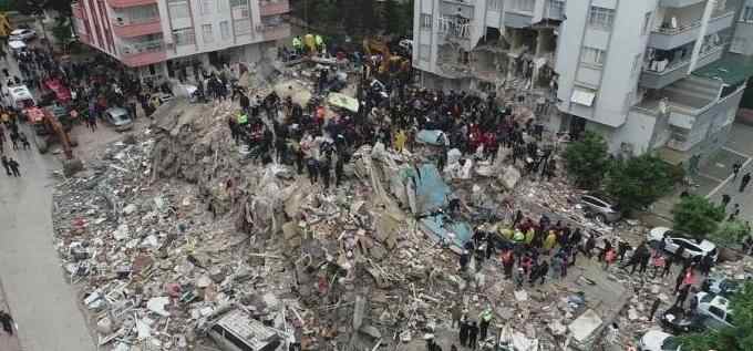 中国地震台网正式测定:2月6日18时24分在土耳其附近发生7.8级地震,震源深度20千米。此前消息显示,土耳其6日早些时候发生的7.8级强震,已致土叙两国至少1200人遇难,近3000人受伤。图为当地时间2月6日,土耳其阿达纳,救援人员在废墟中搜救。