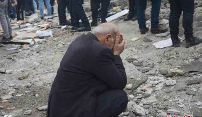当地时间2月6日凌晨,土耳其南部地区发生7.8级地震,图为一位老人在救援现场的废墟上掩面哭泣。
