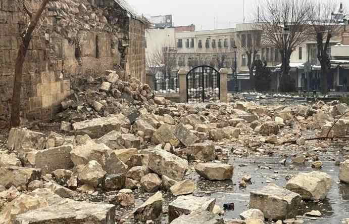 图为土耳其加济安泰普城堡,墙壁在地震中变成一地碎砖。该古堡有数千年历史,最早建于公元2至4世纪的罗马时期,当时是一座瞭望塔。图/视觉中国