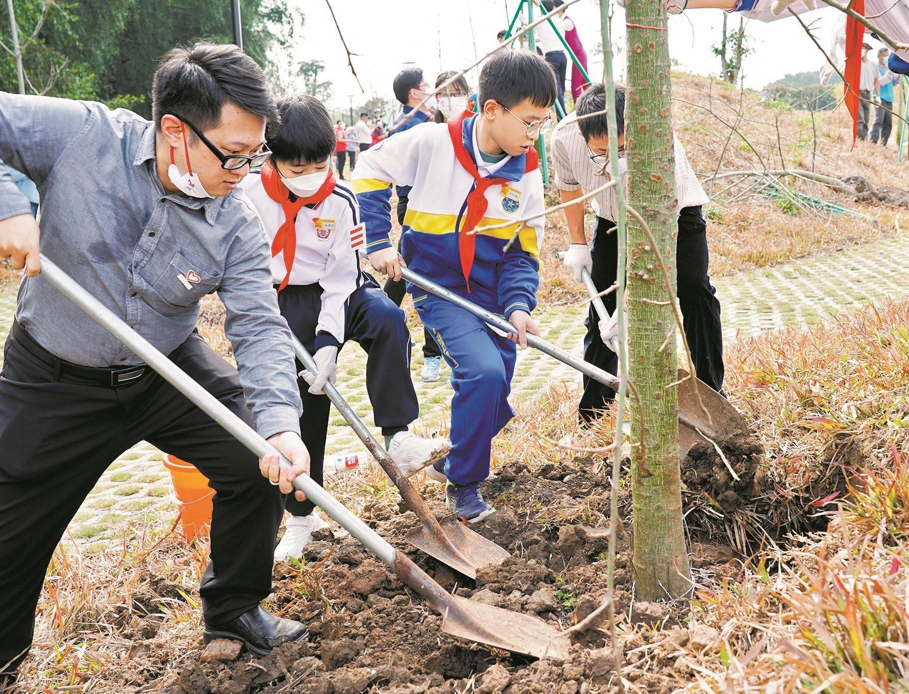 广东省开展推进绿美广东生态建设义务植树活动