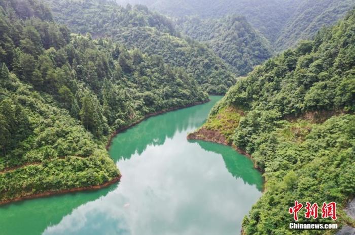 资料图：图为贵州剑河县岑松镇南岑水库的山水风光。 杨家孟 摄