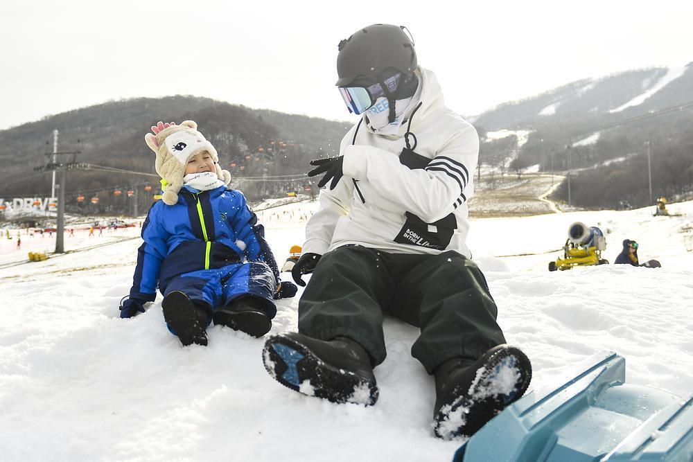 滑雪爱好者在万科松花湖滑雪场玩雪 新华社发 张楠 摄.JPG
