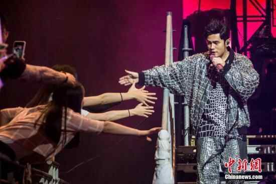 资料图：2018年4月7日晚，周杰伦“地表最强”世界巡回演唱会澳大利亚站在悉尼举行。图为周杰伦在演唱会上表演。中新社发 陈路 摄