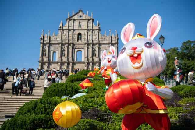 1月18日，游客在澳门大三巴牌坊前游览。新华社记者 张金加 摄