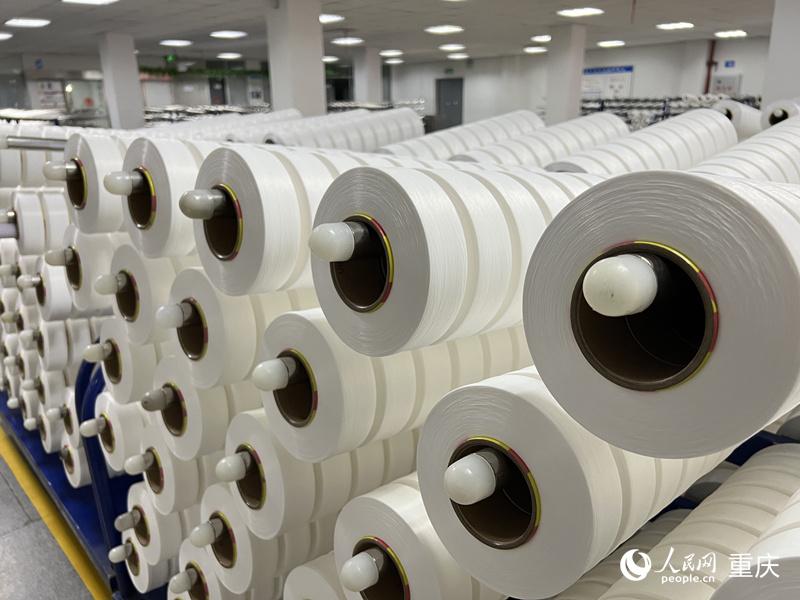 重庆华峰新材料产业园的氨纶生产车间。人民网 胡虹摄