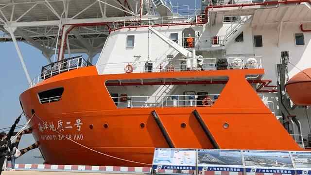 龙穴岛科考码头停放着“海洋地质”科考船队。