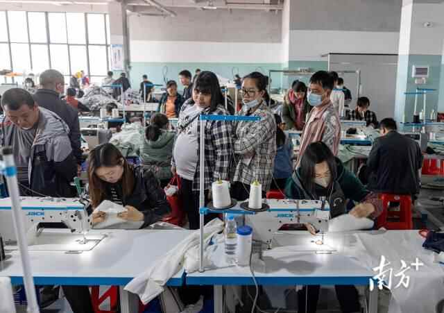 来自康鹭片区的制衣工人参观中大时尚科技城一家工厂的生产车间。