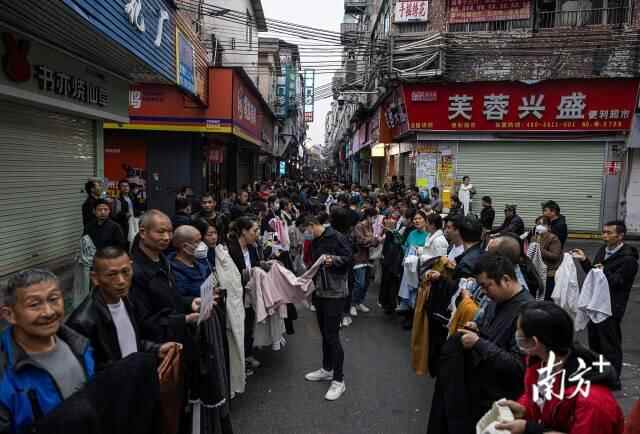2月5日清早，招工者已经站满康鹭片区街道两旁，等待求职者的到来。  