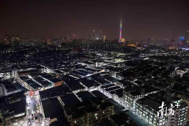 2月22日，临近晚上11时，远处CBD的灯光渐渐暗了下来，康鹭片区的工厂依旧灯火通明。