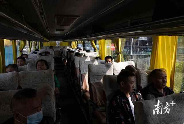 2月22日，大巴载着康鹭片区制衣工人前往80公里外的广清纺织服装产业有序转移园参观。