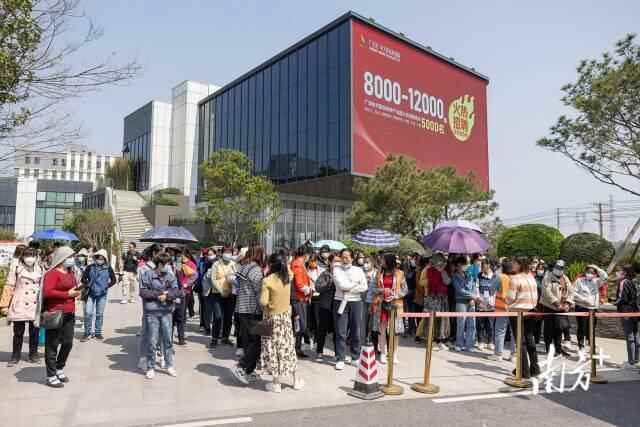 “广州北·中大时尚科技城”是广清纺织服装产业有序转移园的核心区，每天都有来自全省的工人前来面试或参观。