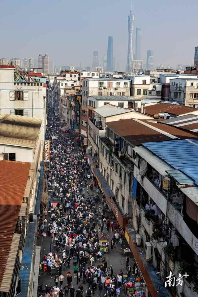 每天清早，广州海珠大塘片区的桥南新街，聚集了大批的制衣厂老板和求职者，形成了“招工一条街”。