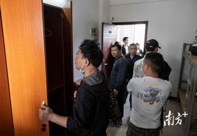 对于园区提供的住宿条件，参观的工人们都十分满意。