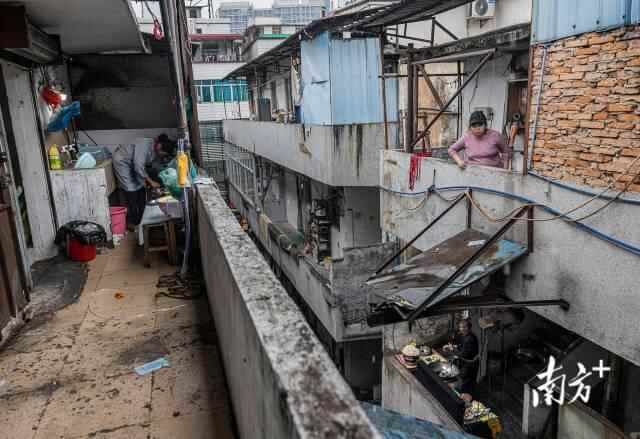 2月5日，海珠康鹭片区恢复往常的热闹，制衣厂的工人们正在做午饭。