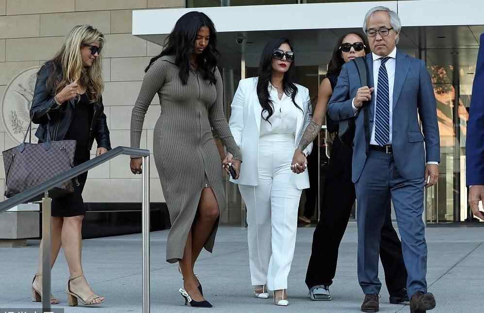 2022年8月24日，洛杉矶，瓦妮莎结束庭审后，与亲友团及律师团队走出法庭。（视觉中国）