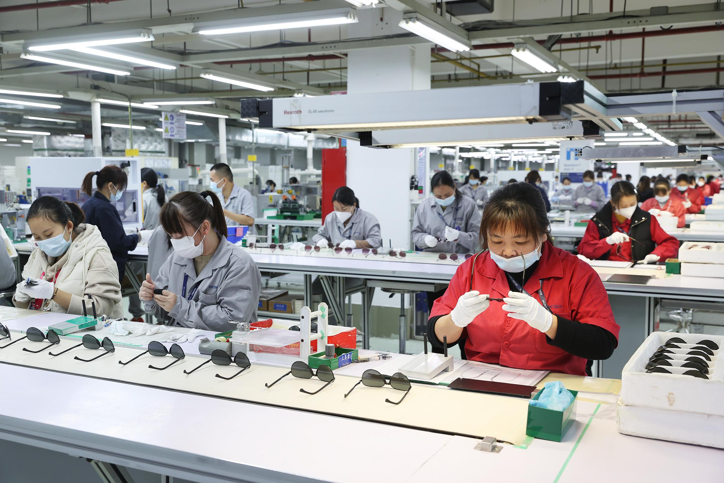东莞一企业生产线上，工人正在忙碌(7130918)-20230302212123.jpg