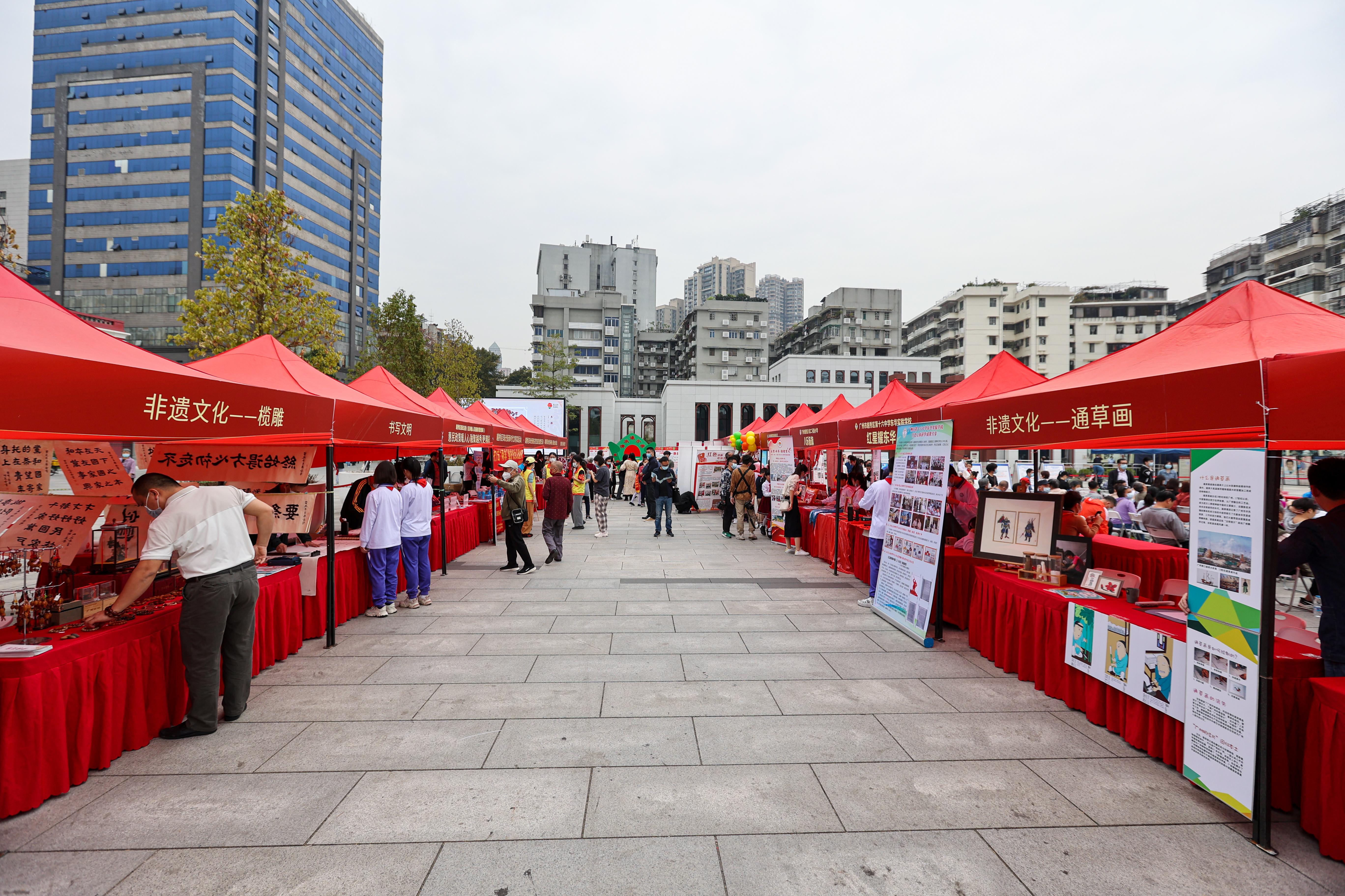 广州越秀区东园文化广场出现移动红色风景线