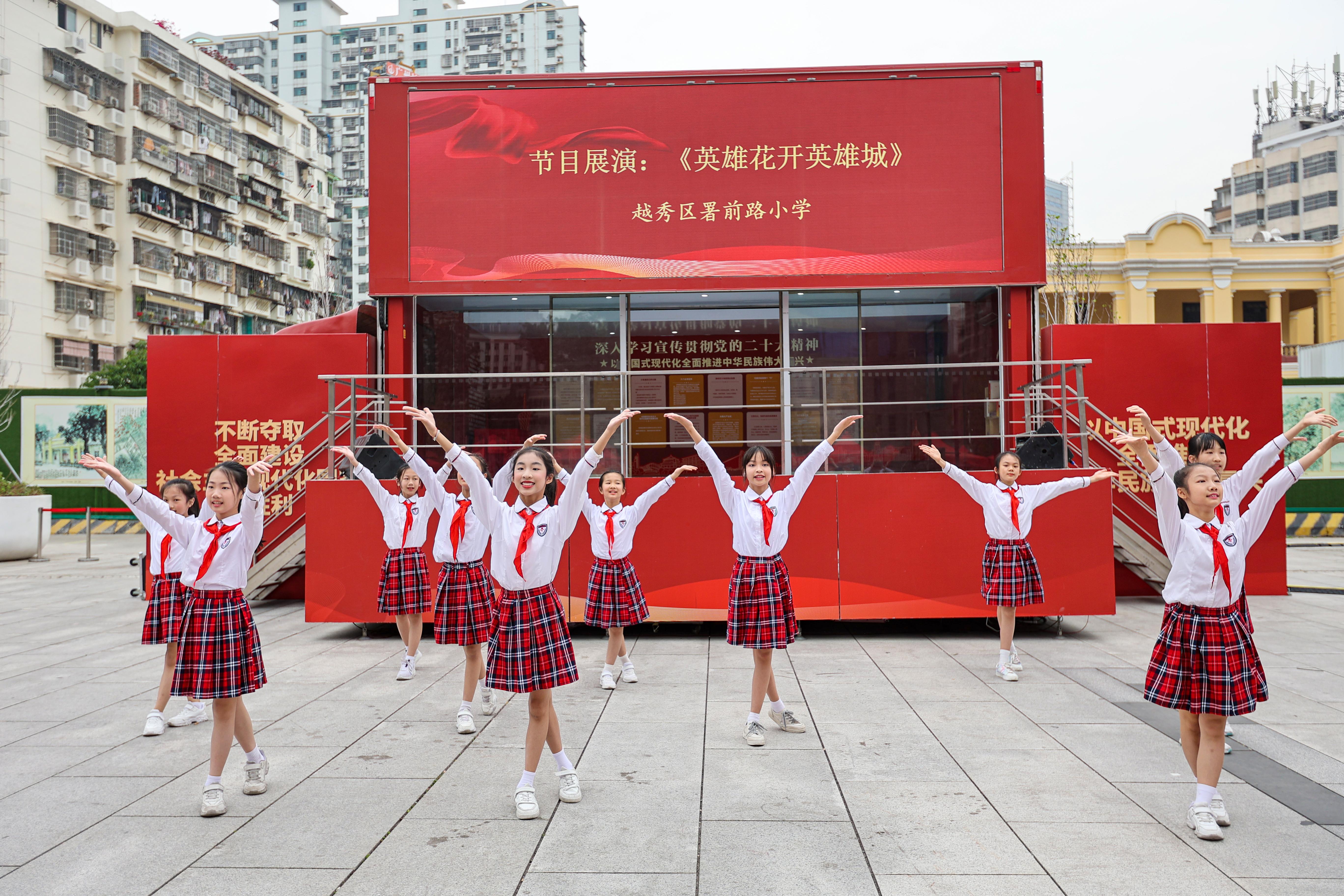 广州越秀区东园文化广场出现移动红色风景线