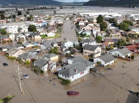  美国加州强降雨导致堤坝决口，数千人被紧急疏散