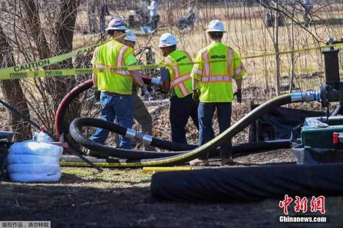 当地时间2月23日,美国俄亥俄州东巴勒斯坦,工作人员清理“毒列车”事故产生的污染。当地时间2月3日晚,美国诺福克南方铁路公司一列载有危险化学品的列车在俄亥俄州东部发生脱轨,并引发大火。在事故中,约110万磅的高浓度氯乙烯发生泄漏。氯乙烯被美国疾控中心列为一类致癌物质。目前,这一事件已导致附近居民出现咳嗽、腹泻、流泪、无食欲等中毒症状,当地河流中已发现大批鱼类死亡,引发民众担忧。