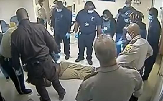 受虐长达20分钟，非裔男子遭美警跪压后身亡(图2)