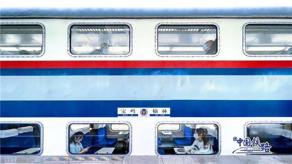 双层旅客列车图片