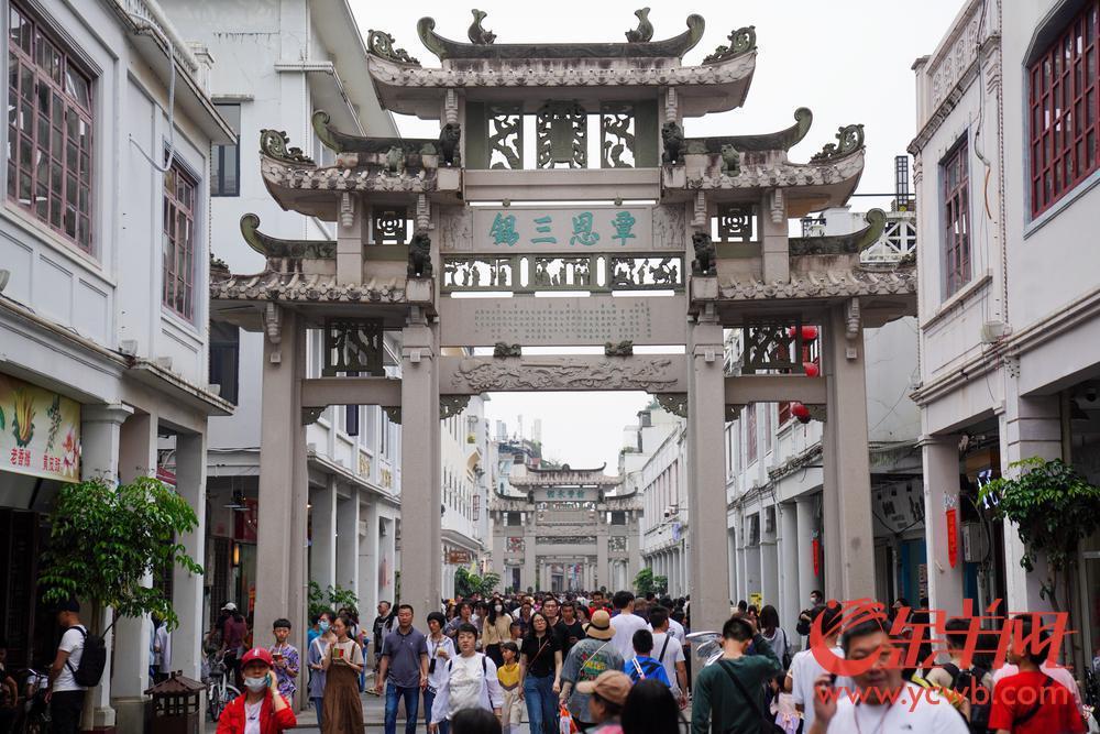 2023年4月30日，潮州古城牌坊街，游人如织。