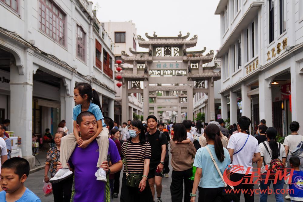 2023年4月30日，潮州古城牌坊街，游人如织。