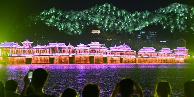  广济桥灯光秀吸引游客