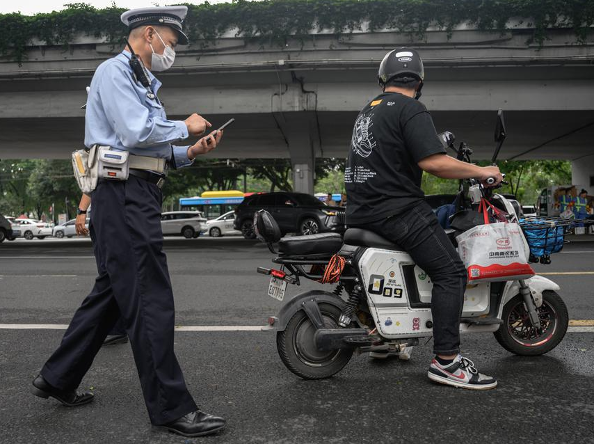  【视频】直击广州整治电动自行车乱象：不戴头盔看到交警还想跑？查！