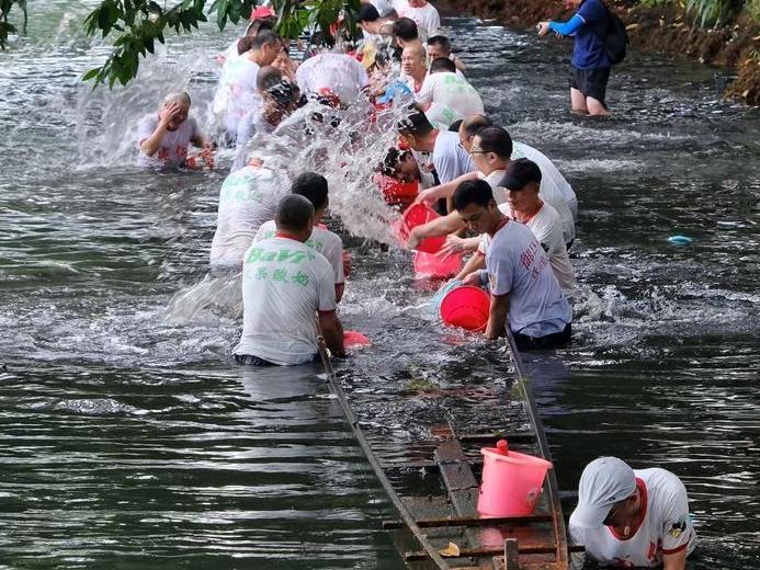 广州荔湾泮塘400多岁“老龙”出水，起龙仪式奏响端午节序曲