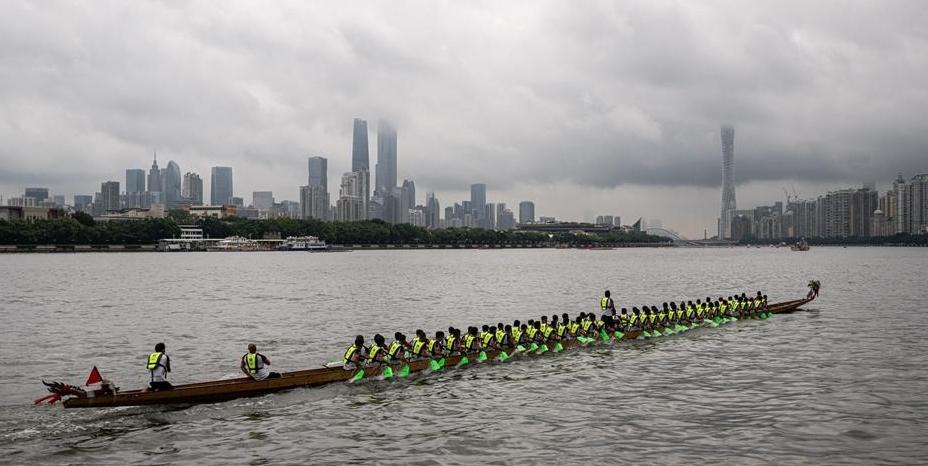  2023广州国际龙舟邀请赛 运动员赛前积极准备跃跃欲试