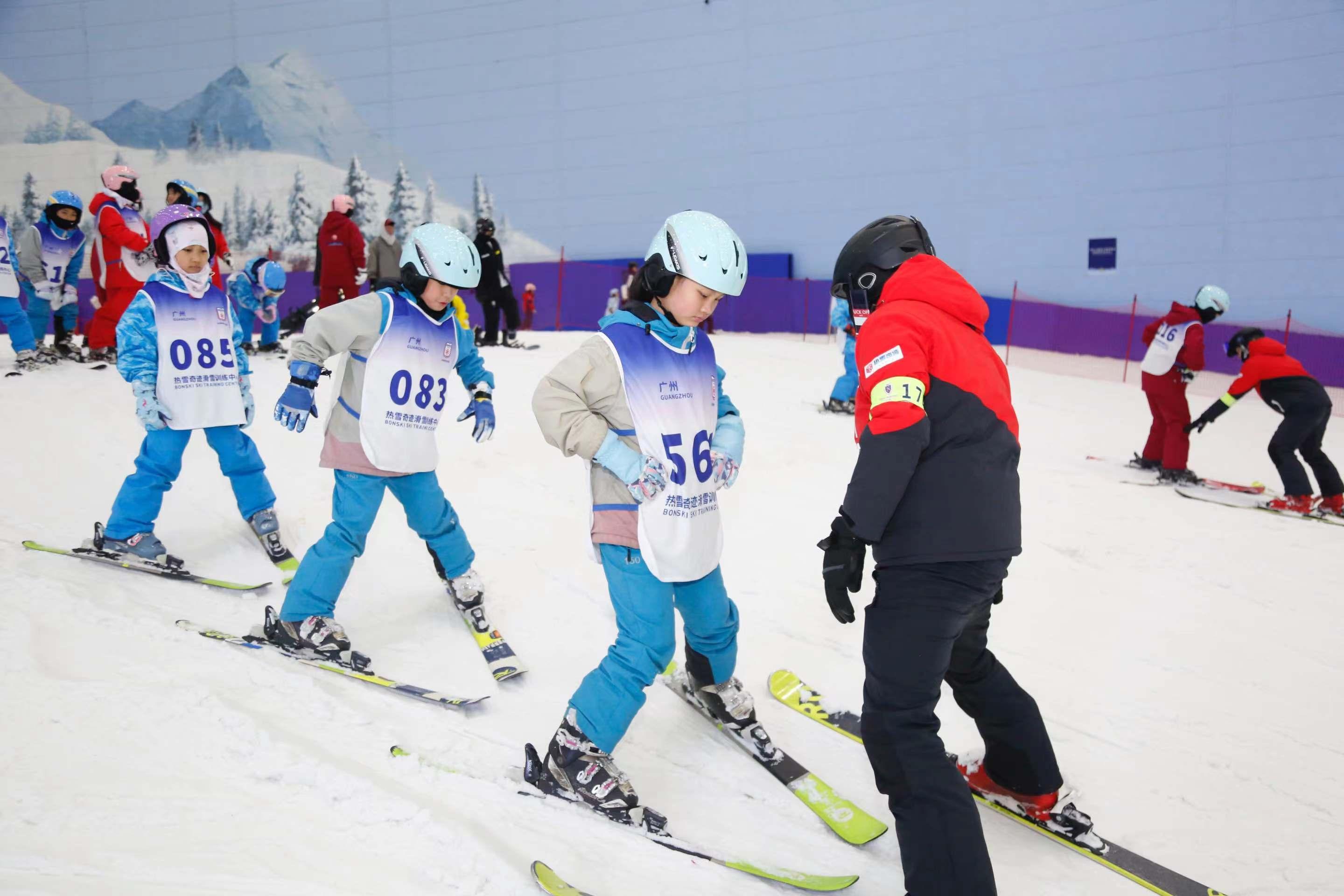 谈球吧体育【活力广东 时尚湾区】广州热雪奇迹爱上南方冰雪微度假目的地(图2)