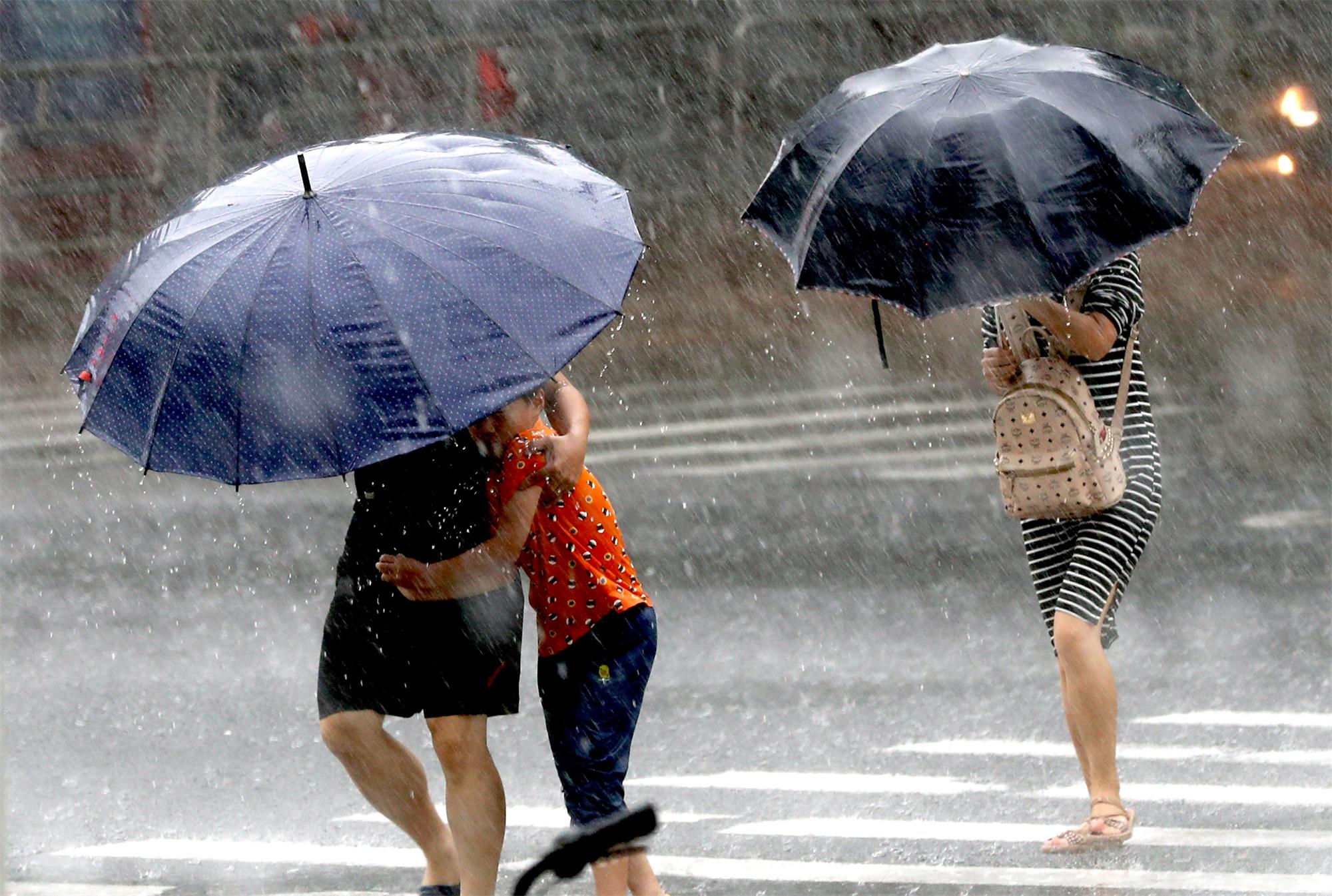 “泰利”外围雷暴云团移近，广州多区发布“风雨预警”