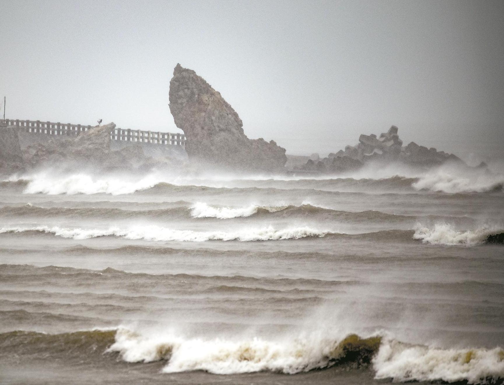 台风泰利携13级强风登陆湛江坡头南三岛 预计明起