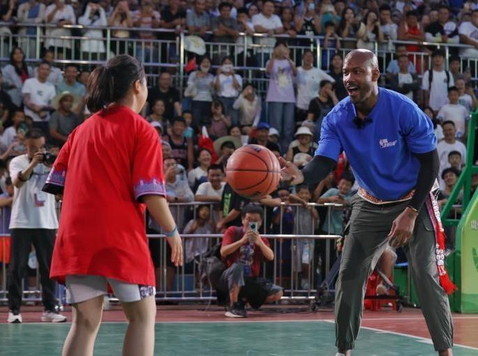  篮球名将斯蒂芬·马布里现身贵州台江“村BA”