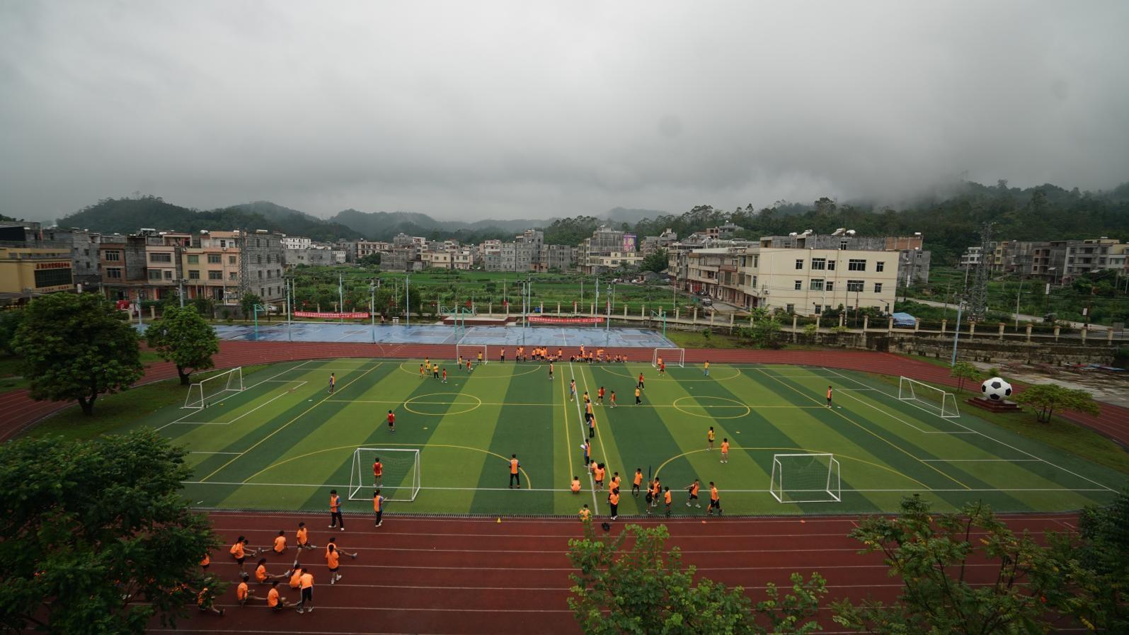 这群广州来的支教老师，暑假陪粤西乡村的孩子玩体育