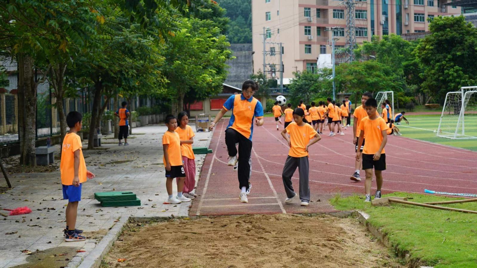 谈球吧体育这群广州来的支教老师暑假陪粤西乡村的孩子玩体育(图5)