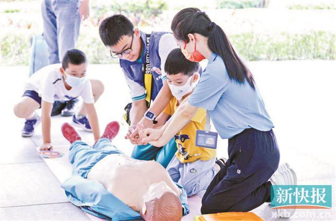 广州的“救命神器”AED够显眼吗？路过的街坊会用吗？