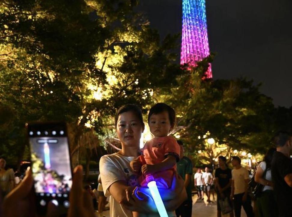 国庆之夜，广州塔下节日气氛爆棚！