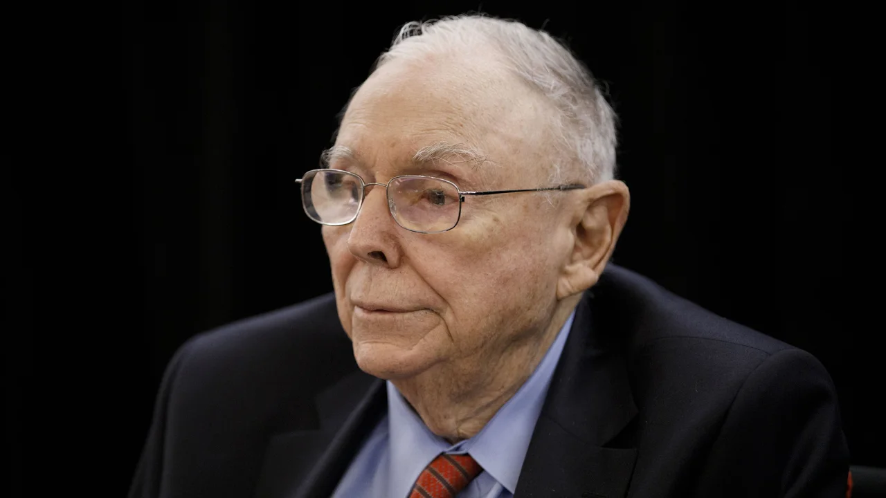 Good morning! Munger, the legend of the world investment community, died at the age of 99; Ukraine claims that the wife of the Director General of Intelligence was poisoned.