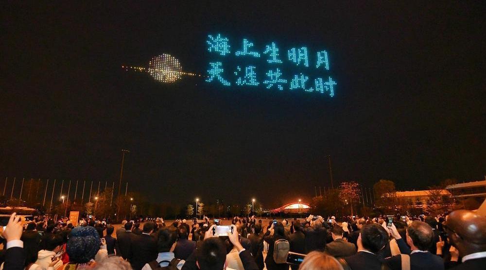 多图｜欢迎全球媒体大咖，无人机光影秀点亮广州夜空