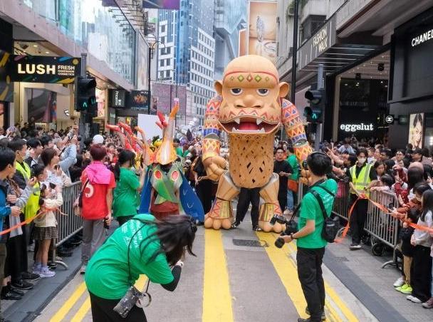  香港举行艺趣嘉年华巡游 巨型木偶铜锣湾街头与民同乐