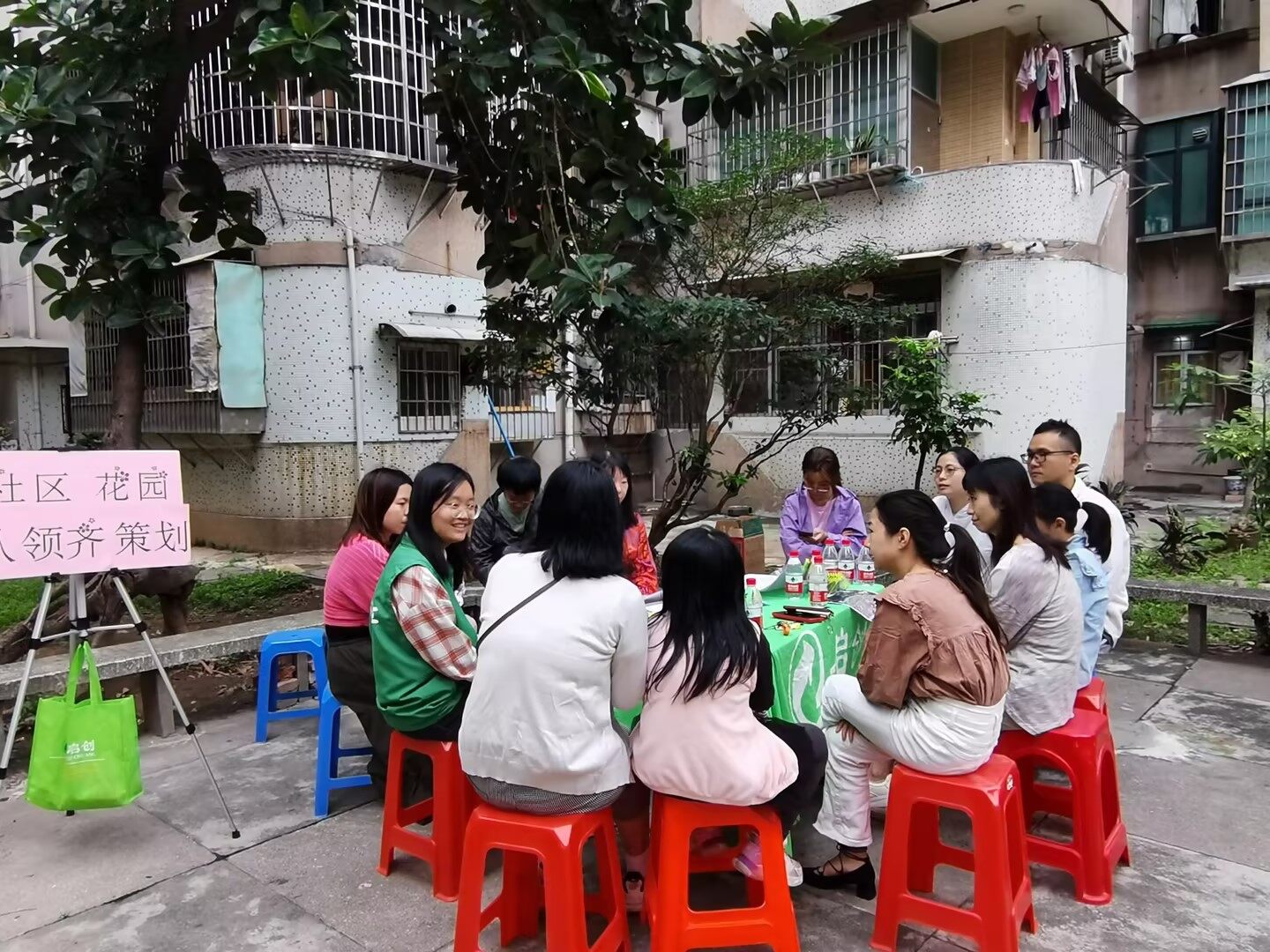 芒果体育手机版：视频｜广州海珠江南中街：“小花园”让幸福满格打开社区治理新方式 善治微光(图4)