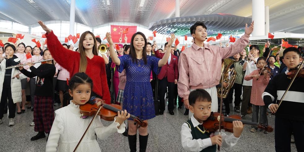  我爱你中国！广州白云国际机场掀起新年第一场快闪